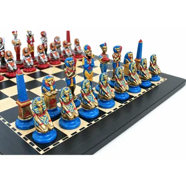 Blauwe en rode stukken van het Egypte schaakspel op het schaakbord