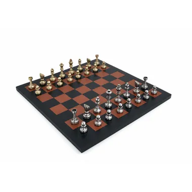 Compleet schaakspel van gouden en zilveren messing op een leren schaakbord