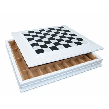 Schaakbord van wit gelakt hout, marmeren bovenzijde, geopende opbergkist