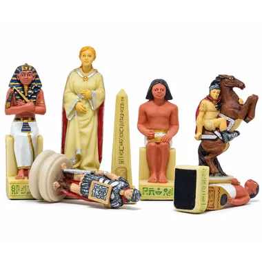 Egyptische en Romeinse figuren van hars, ruiterstuk en liggende soldaten