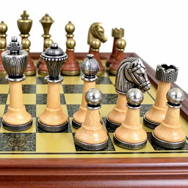 Detail van metalen en houten stukken op het bord met messingeffect