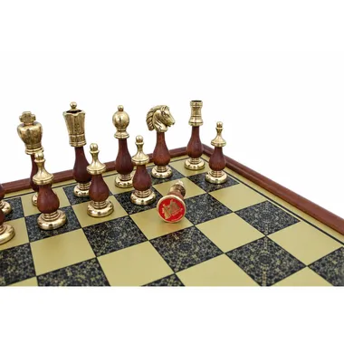 Detail van de houten en metalen stukken op het gegraveerde gouden bord