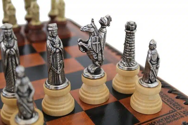 Middeleeuws Schaakspel - Schaak-, Dam- en Backgammonbord in Bruin/Zwart Kunstleer met Opbergvak & Schaakstukken in Metaal - Afbeelding 3