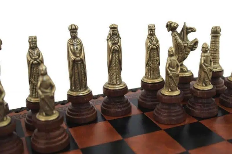 Middeleeuws Schaakspel - Schaak-, Dam- en Backgammonbord in Bruin/Zwart Kunstleer met Opbergvak & Schaakstukken in Metaal - Afbeelding 2