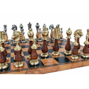Arabesque schaakstukken van hout en metaal opgesteld op het bord