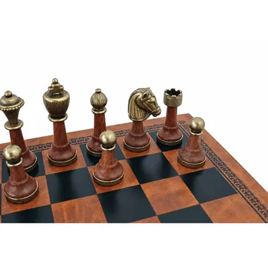Close-up van de Staunton-schaakstukken in metaal en hout, koning, paard en toren