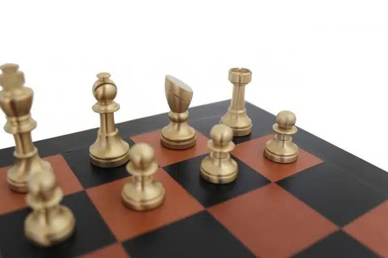 Klein Modern Schaakspel in Ambachtelijk Messing & Schaakbord in Echt Leer - Afbeelding 3