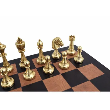 Gouden Staunton schaakstukken van metaal op het lederen schaakbord