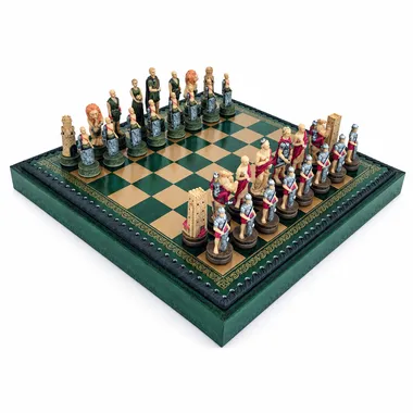 Schaakspel Romeinen vs Gladiatoren opgesteld op het groene kunstleren schaakbord
