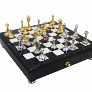 Staunton Schaakstukken in Goud- en Zilverplaat met Schaakbord op Voet in Zwart-Wit Bruyèrehout met Opbergla