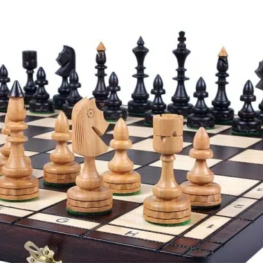 Groot schaakspel en opvouwbaar houten schaakbord met opbergruimte