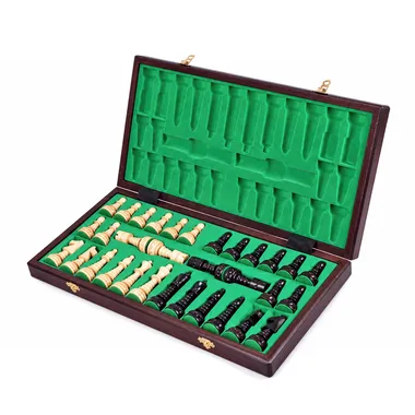 Geopend inklapbaar schaakbord als opbergkist met houten schaakstukken