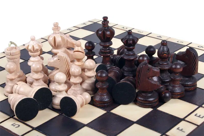 Kleine houten schaakstukken en opvouwbaar alfanumeriek houten schaakbord - Afbeelding 5