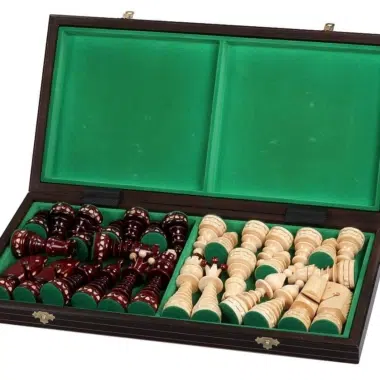 Alternative view of Versierd Houten Schaakspel met Opvouwbaar Schaakbord
