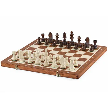 Compleet schaakspel met houten stukken opgesteld op een opvouwbaar schaakbord