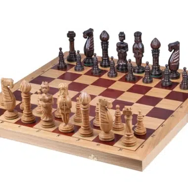 Grote Gebeeldhouwde Schaakstukken en Opvouwbaar Houten Schaakbord met Opbergruimte