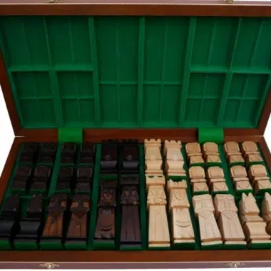 Alternative view of Kubistisch Houten Schaakspel met Opvouwbaar Schaakbord