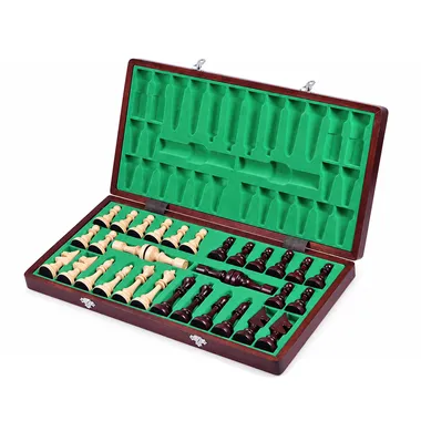 Opengeklapt schaakbord toont de opbergkist bekleed met groen vilt