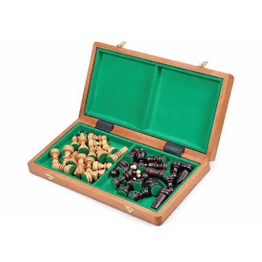Open inklapbaar schaakbord met houten stukken opgeborgen in het vak