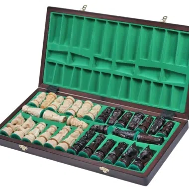 Alternative view of Handgesneden Houten Schaakspel met Opvouwbaar Schaakbord met Opbergruimte
