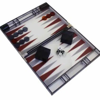 Modern backgammon in grijs plexiglas met damschijven, dobbelbeker en dobbelstenen