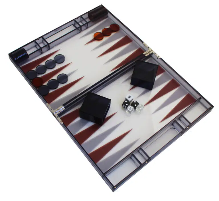Modern backgammon in grijs plexiglas met damschijven, dobbelbeker en dobbelstenen