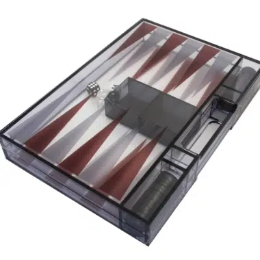 Alternative view of Modern backgammon in grijs plexiglas met damschijven, dobbelbeker en dobbelstenen