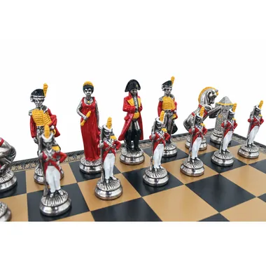 Handbeschilderde Napoleon-schaakstukken opgesteld op het schaakbord
