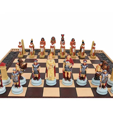Egyptische en Romeinse schaakstukken tegenover elkaar op het bord