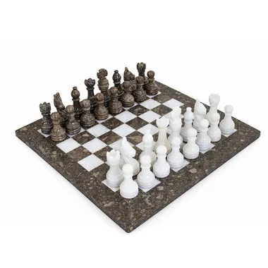Schaakspel van grijs en wit marmer 30x30cm, stukken in openingsopstelling