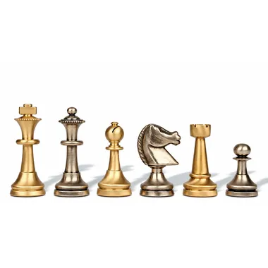 Detail van de gouden messing stukken: dame, loper, paard en toren