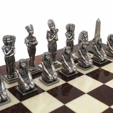 Alternative view of Egyptische Schaakstukken in Metaal met Schaakbord van Bruyèrehout en Gelakt Notenhout