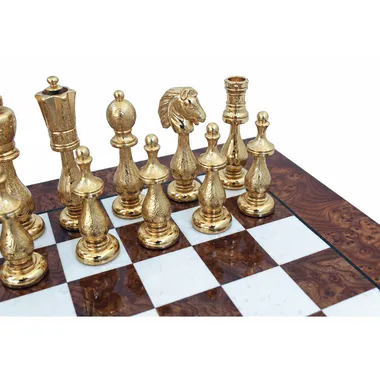 Detail van de gouden stukken, fijn gegraveerd paard en toren op het schaakbord