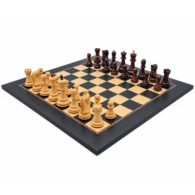 Schaakspel en schaakbord 'Le Jeu de la Dame' diagonaal gefotografeerd, stukken in startpositie