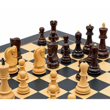 Schaakstukken 'Le Jeu de la Dame' van dichtbij, paarden en dame duidelijk zichtbaar