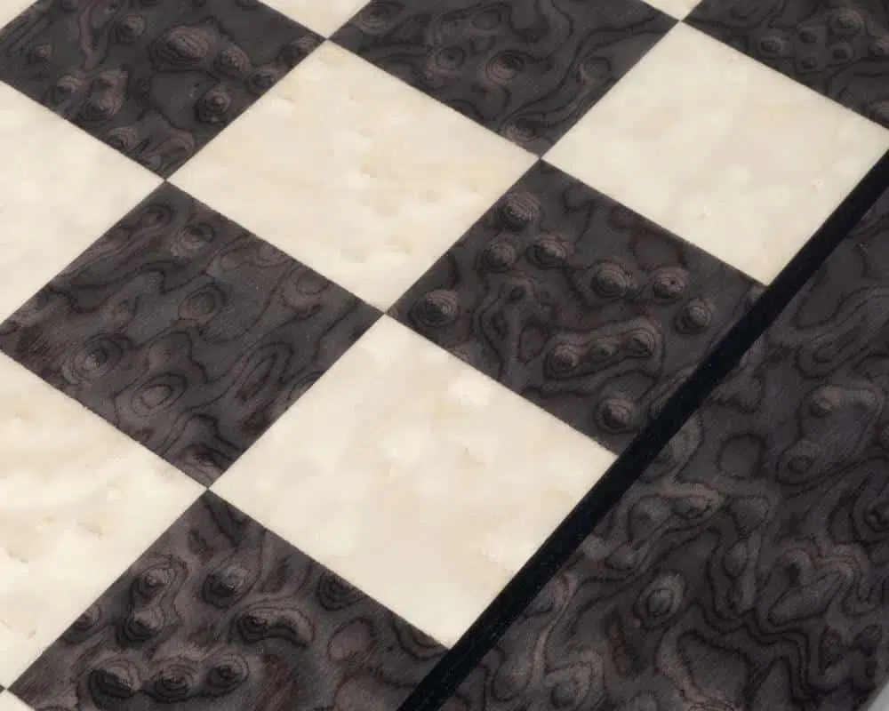 Groot Design Schaakspel - Schaakstukken van Messing en Schaakbord van Bruyèrehout en Grijs Gelakt Esdoornhout - Afbeelding 6