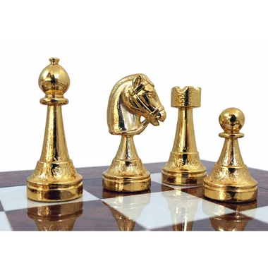 Close-up van gouden stukken: loper, paard, toren en pion op het bord