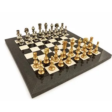 Compleet schaakspel van gouden en zilveren messing op grijs houten bord
