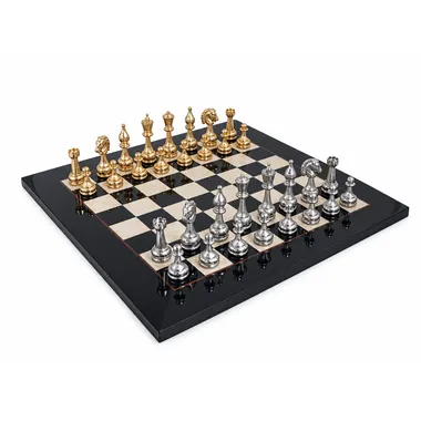 Compleet schaakspel met gouden en zilveren stukken op zwart gelakt houten bord