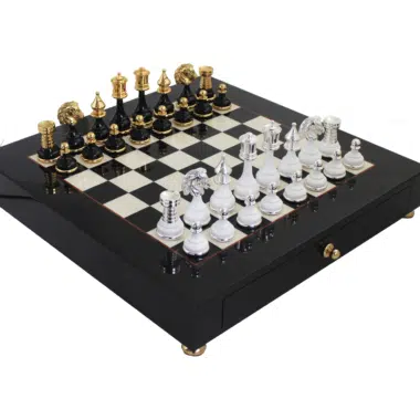 Schaakbord op Voet in Zwart en Wit Hout met Schaakstukken van Messing en Zwart-Wit Hout