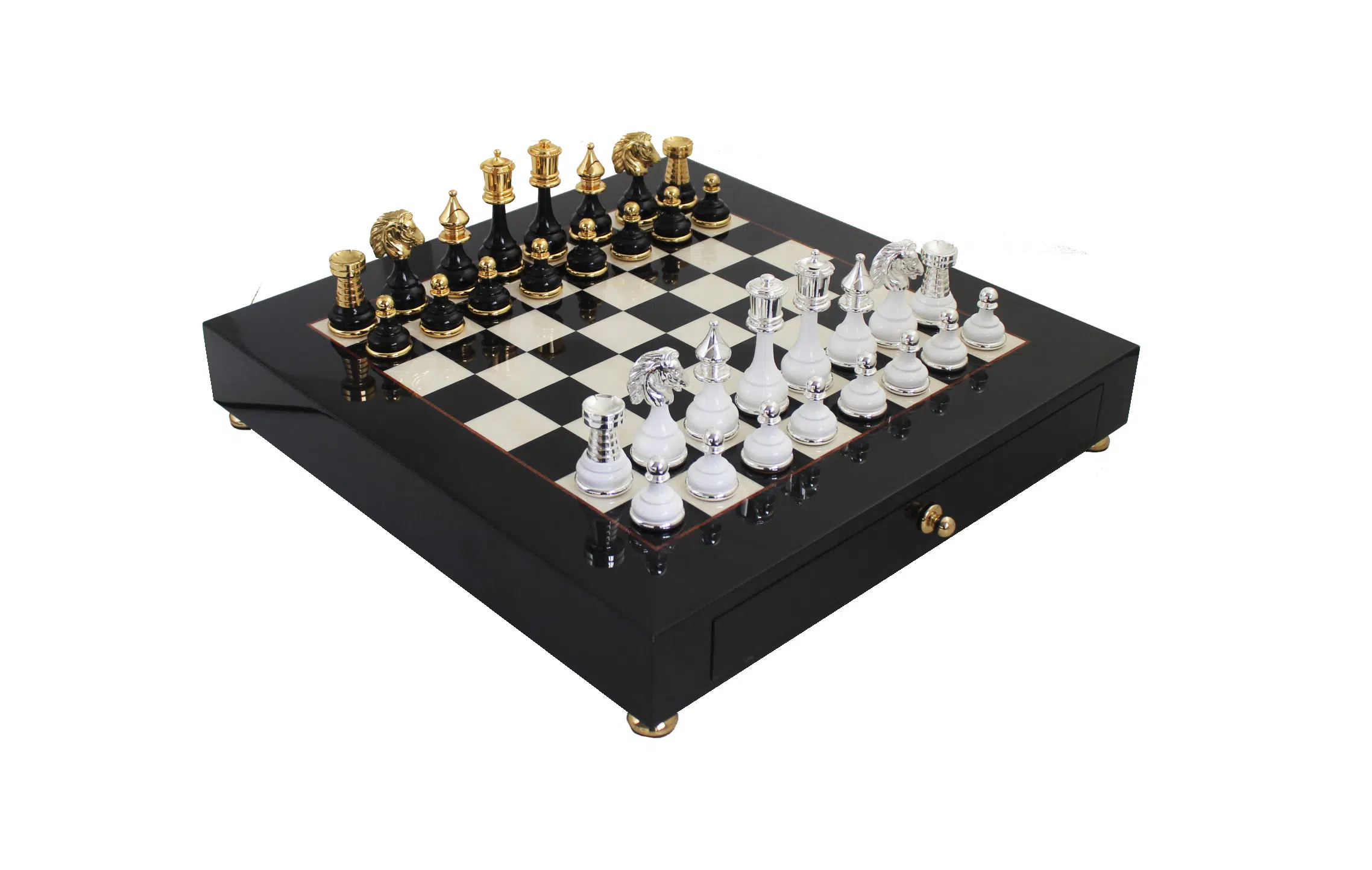 Schaakbord op Voet in Zwart en Wit Hout met Schaakstukken van Messing en Zwart-Wit Hout