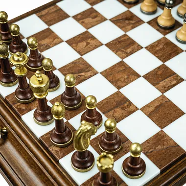 Detail van pionnen en stukken van hout en messing op de marmeren en houten velden