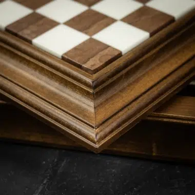 Ensemble Jeu d'Échecs en Métal et Bois Massif et Échiquier en Bois et Marbre
