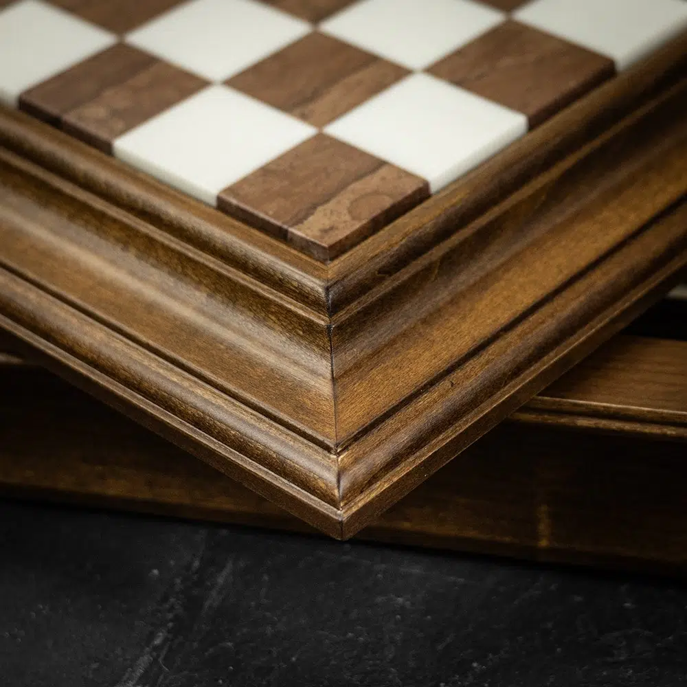 Ensemble Jeu d'Échecs en Métal et Bois Massif et Échiquier en Bois et Marbre