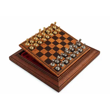 Magnetisch schaakspel open neergezet op de houten opbergkist