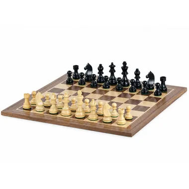 Schaakset Chevalier Allemand met schaakbord van esdoorn en notenhout, totaalbeeld