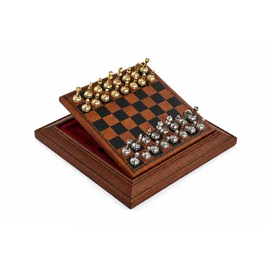Compleet schaakspel met gouden en zilveren stukken op geopend houten bord