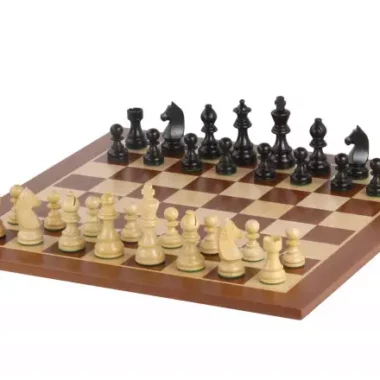 Ensemble complet avec pièces en buis et échiquier en acajou et érable, vue d'ensemble