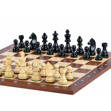 Pièces d'échecs en buis noir et naturel disposées sur l'échiquier alphanumérique