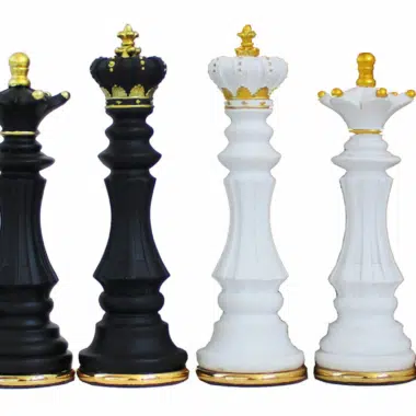 Jeu d'Echecs en Résine Peint à la Main avec Base en Laiton Massif